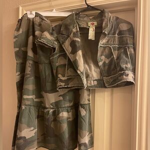 Vintage camouflage tier skirt set size xl in good condition .